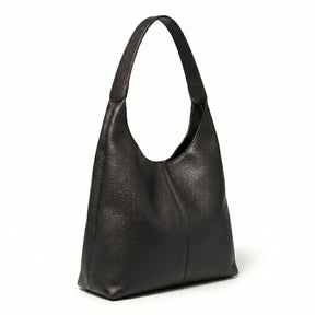 Bolsa feminina hobo preta em couro texturizado em vista lateral, com profundidade, alça e acabamento visíveis