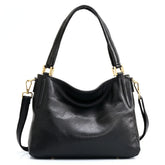 Bolsa hobo couro genuíno preta retrô em vista frontal, com formato, alça e ferragens visíveis, sobre fundo claro