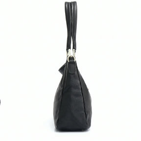 Bolsa hobo couro genuíno preta retrô em perspectiva lateral oposta, com volume e estrutura visíveis, sobre fundo claro