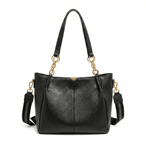 Bolsa hobo preta com corrente dourada em vista frontal, com formato, alça e ferragens visíveis, sobre fundo claro