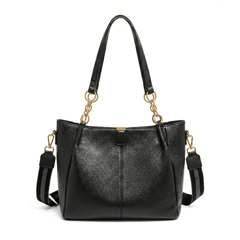 Bolsa hobo preta com corrente dourada em vista frontal, com formato, alça e ferragens visíveis, sobre fundo claro