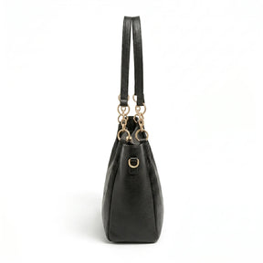 Bolsa hobo preta com corrente dourada em ângulo três-quartos, mostrando formato, volume e alça, sobre fundo claro
