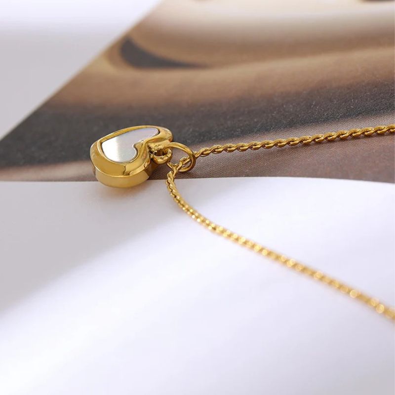 Colar feminino com Pingente Amor, colar feminino, colar vivara, relicário, colar pandora, colares pandora, colar de prata, colar de perola, colar de pérolas, corrente de ouro feminina, colar de ouro, colar prata, colar de perolas, vivara colar, colar riviera, cordao de ouro 18k, corrente feminina de ouro