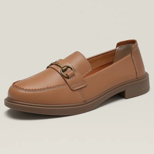 Loafer marrom feminino Deluxe, vista frontal, destacando design clássico com elástico ajustável