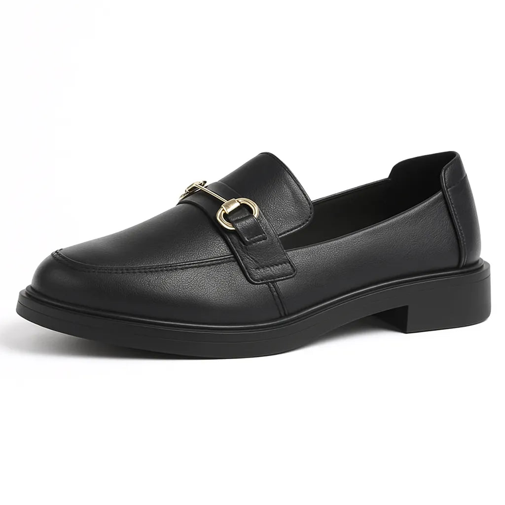 Loafer preto feminino com fivela em vista lateral