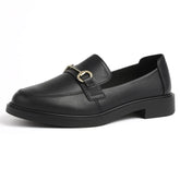 Loafer preto feminino com fivela em vista lateral