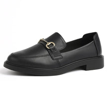 Loafer preto feminino com fivela em vista lateral
