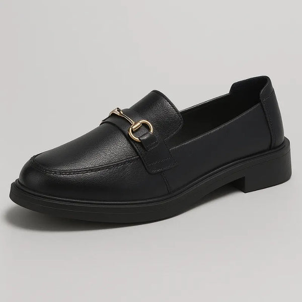 Loafer preto feminino com fivela, vista frontal, destacando design clássico e detalhe de fivela sofisticada