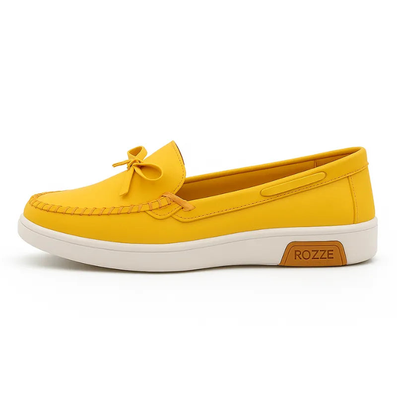 Mocassim amarelo com laço em vista lateral