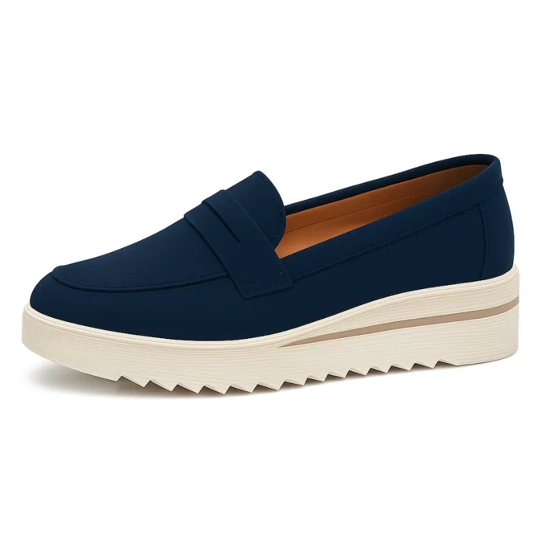 Mocassim azul clássico em couro em vista lateral