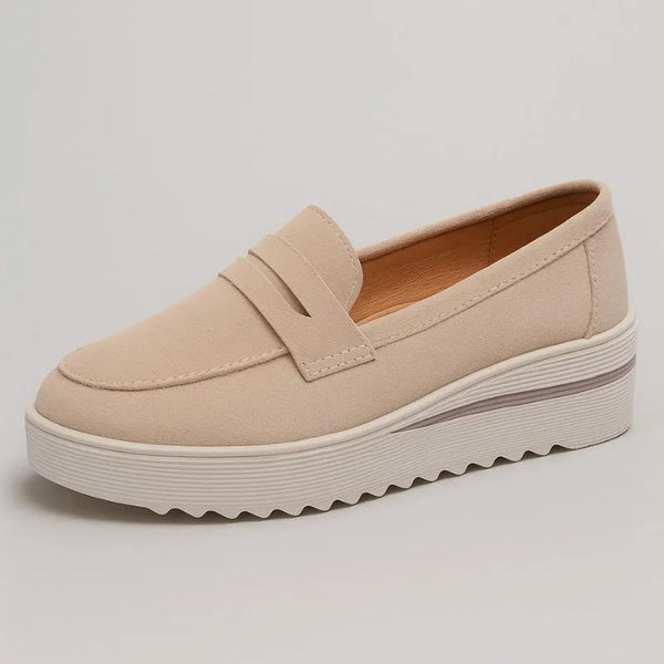 Mocassim bege clássico em couro, vista frontal, destacando design atemporal e solado antiderrapante