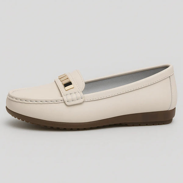 Mocassim feminino branco de couro, vista frontal, destacando design clássico e solado antiderrapante
