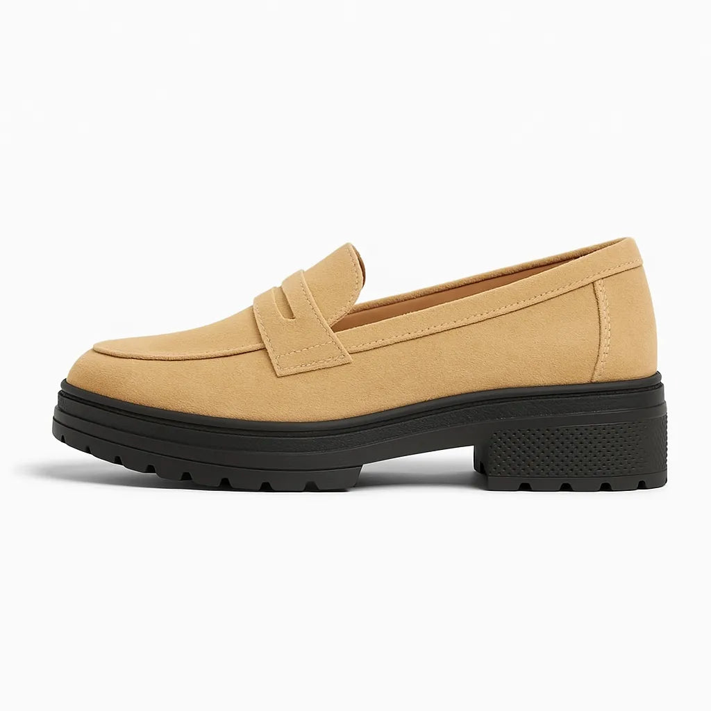 Mocassim feminino Vittoria Cielo de couro camurça bege, vista lateral. Destaque para o design clássico, a sola tratorada e o salto quadrado médio que oferecem estilo e conforto.