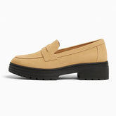 Mocassim feminino Vittoria Cielo de couro camurça bege, vista lateral. Destaque para o design clássico, a sola tratorada e o salto quadrado médio que oferecem estilo e conforto.