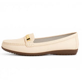 Mocassim feminino branco off-white de couro genuíno, vista lateral em estúdio. A foto destaca o design clássico, o detalhe metálico na parte superior e a sola de borracha antiderrapante.