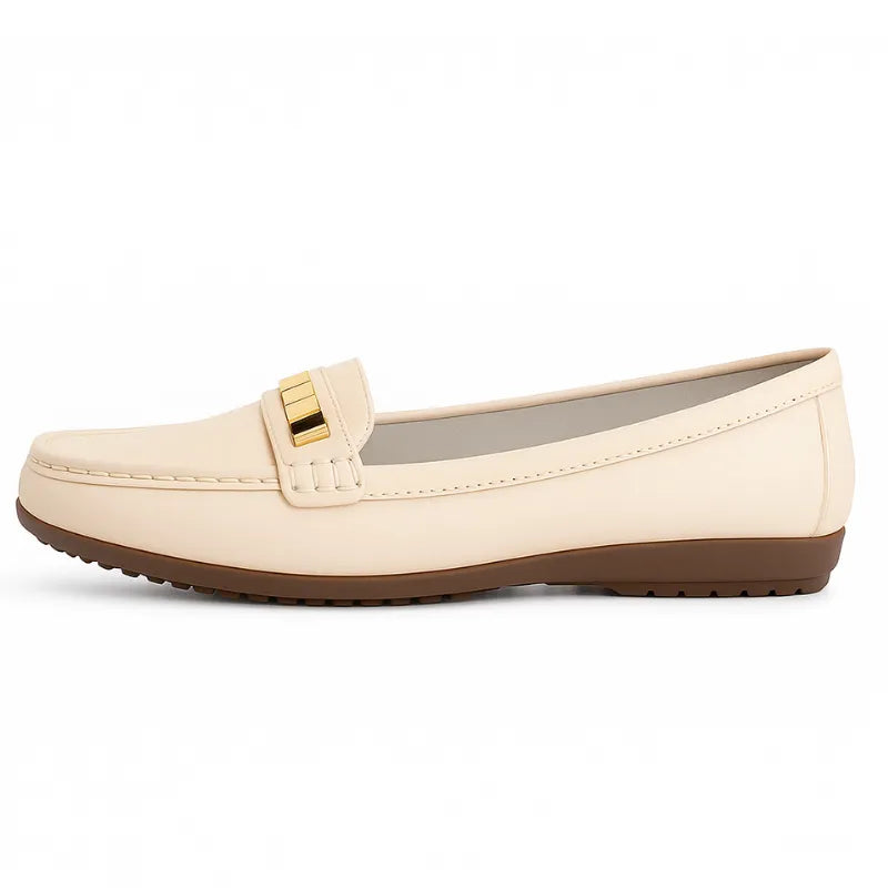 Mocassim feminino branco off-white de couro genuíno, vista lateral em estúdio. A foto destaca o design clássico, o detalhe metálico na parte superior e a sola de borracha antiderrapante.
