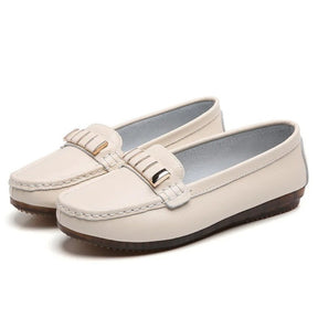 Par de mocassins femininos brancos de couro da Rozze, em vista superior. A foto detalha a qualidade do couro, o acabamento do bico e os detalhes metálicos.