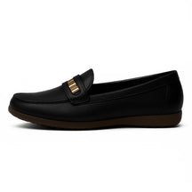 Mocassim feminino preto em vista lateral