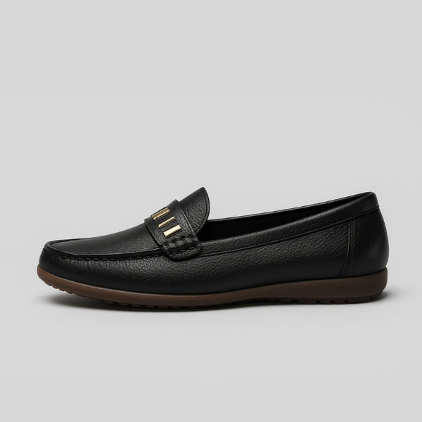 Mocassim feminino preto de couro genuíno, vista frontal destacando o design slip-on elegante e prático