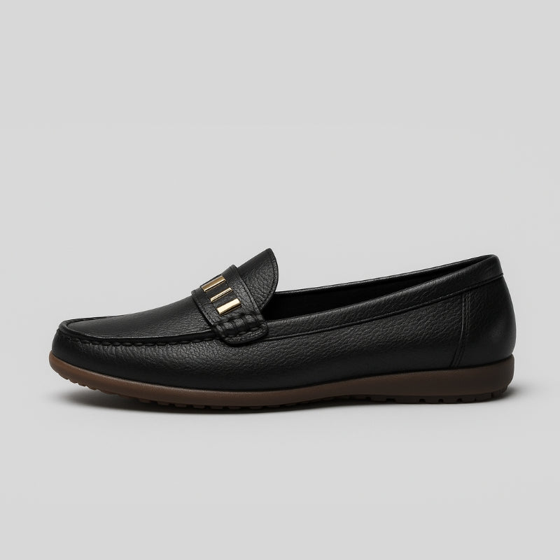 Mocassim feminino preto de couro genuíno, vista frontal destacando o design slip-on elegante e prático