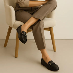 Mocassim feminino preto sendo usado por uma mulher em calça jeans, ideal para looks casuais e confortáveis