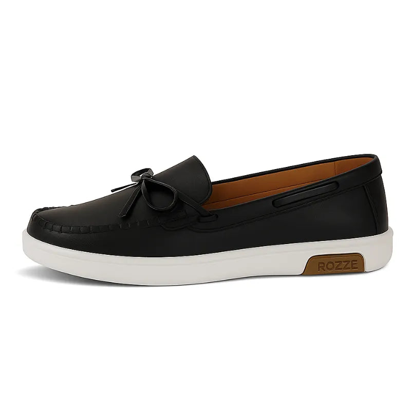 Mocassim preto com laço em vista lateral