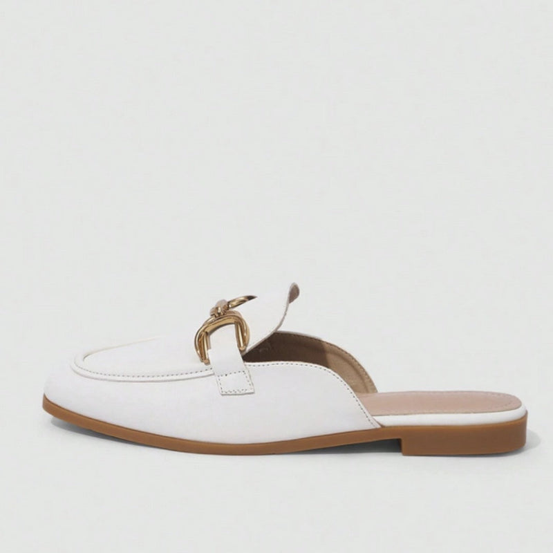 mule-branco-rasteira-bridao-vista-frontal-design-moderno-acabamento-branco-e-detalhes-de-luxo