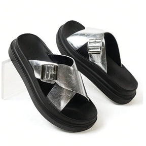 Par de papetes femininas pratas de fivela da Rozze. A foto em estúdio destaca o design moderno, a sola flatform e as tiras metálicas.