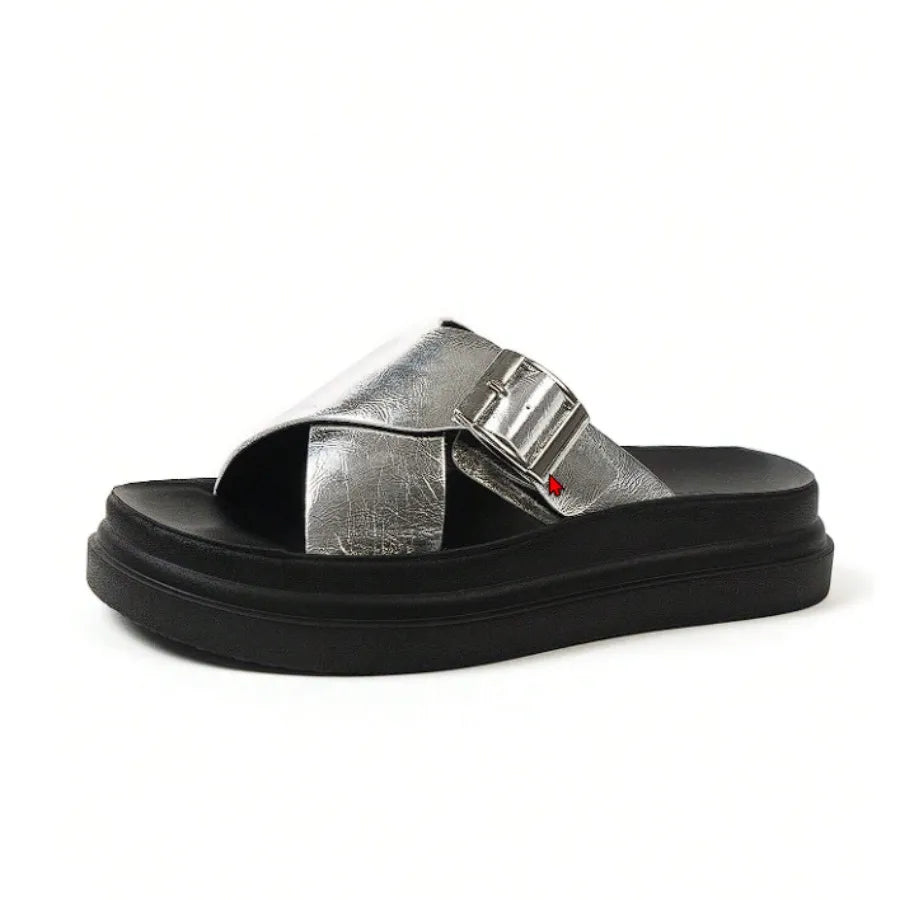 papete-feminina-prata-de-fivela-vista-frontal-design-moderno-acabamento-prata-salto-flatform