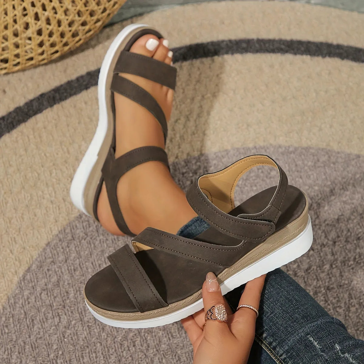 sandália-feminina-plataforma-velcro-marrom-vista-lateral-par