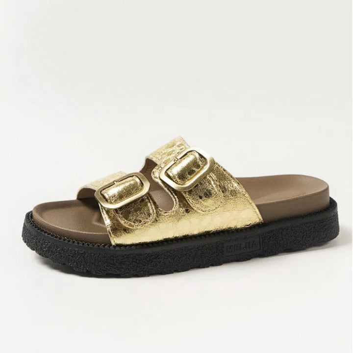 sandália-papete-dourada-tiras-fivelas-vista-frontal-acabamento-dourado-salto-flatform