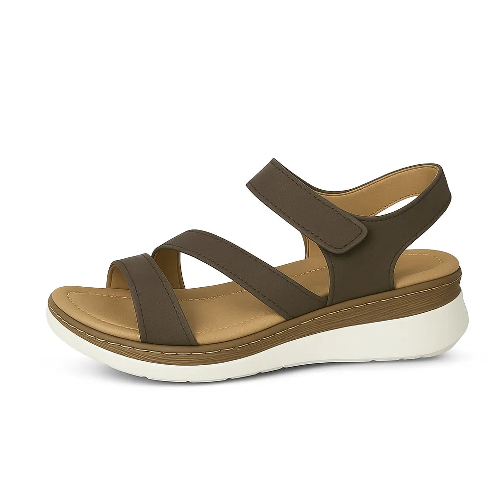 Sandália feminina preta de plataforma com fechamento em velcro da Rozze. Vista lateral em estúdio, destacando o solado com plataforma bicolor, as tiras cruzadas e o ajuste em velcro.