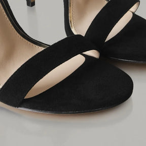 sandália-preta-salto-alto-fino-juliet-9-cm-vista-traseira-par-1