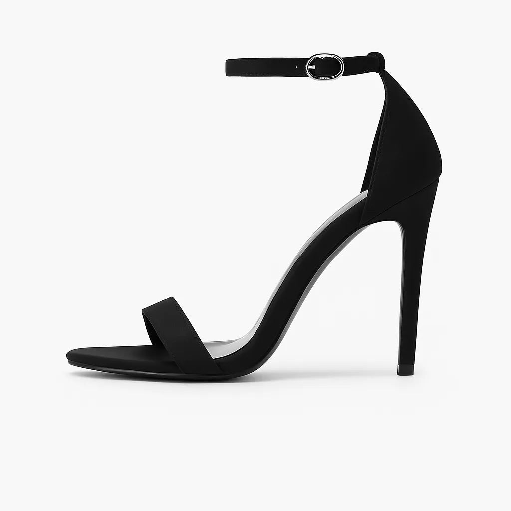 Sandália feminina preta de salto agulha Juliet da Rozze, vista lateral em estúdio. A foto destaca o design sexy, o salto de 9 cm e a tira ajustável no tornozelo com fivela.