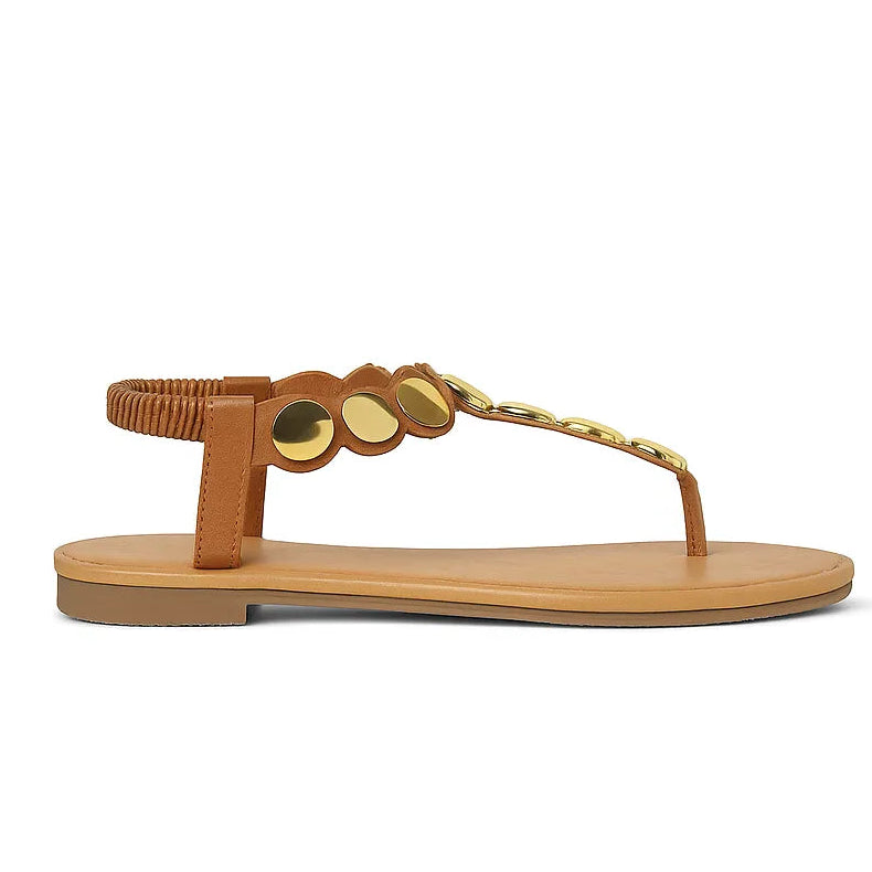 Sandália rasteira feminina marrom Slim com Discos da Rozze. Vista lateral em estúdio, destacando o design minimalista e a tira superior decorada com discos dourados.