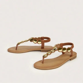 Par de sandálias rasteiras marrons Slim com Discos da Rozze, em vista de ângulo. A imagem exibe a sandália de dedo, ideal para looks casuais e elegantes.