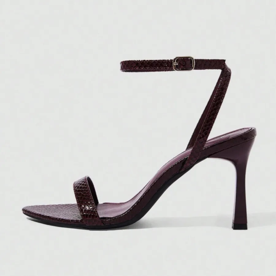 sandália-vinho-de-salto-alto-fino-croco-9-cm-vista-lateral
