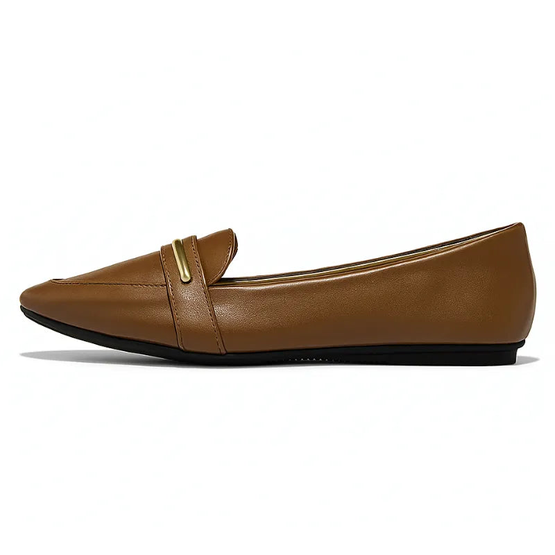 Sapatilha feminina marrom de bico fino Valentina Gold da Rozze. Vista lateral em estúdio, destacando o design elegante, o detalhe metálico dourado e a sola de borracha.