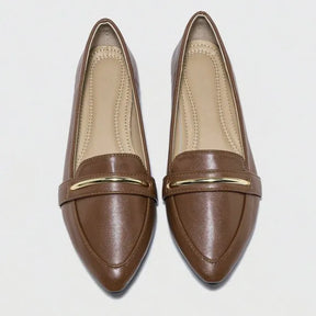 Par de sapatilhas bico fino Valentina Gold da Rozze, em vista frontal. A foto exibe o bico fino, o detalhe dourado e o design slip-on.