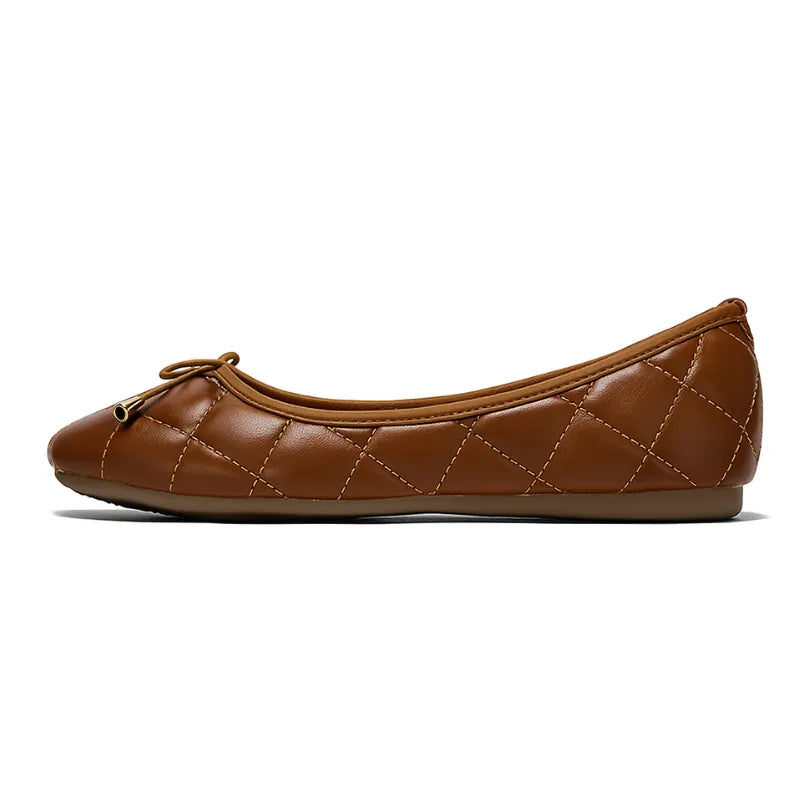 Sapatilha feminina marrom acolchoada com laço da Rozze. Vista lateral em estúdio, destacando o design elegante, a textura acolchoada e o laço decorativo na ponta.