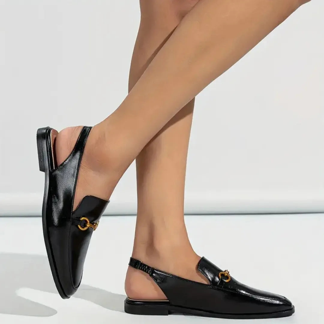 sapatilha-preta-salto-bloco-slingback-aitana-em-uso-vista-lateral-direita-confortável-e-prática