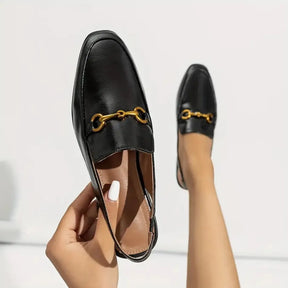 Par de sapatilhas pretas slingback da Rozze, em vista frontal. A imagem exibe o design moderno e o acabamento do material.