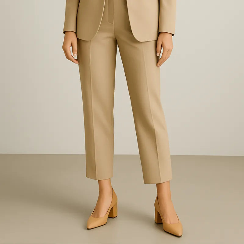 Scarpin salto bloco beige bico fino sendo usado por uma mulher em pé com pose casual, mostrando estabilidade.