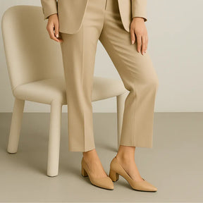 Scarpin salto bloco beige bico fino com pose exibindo conforto.