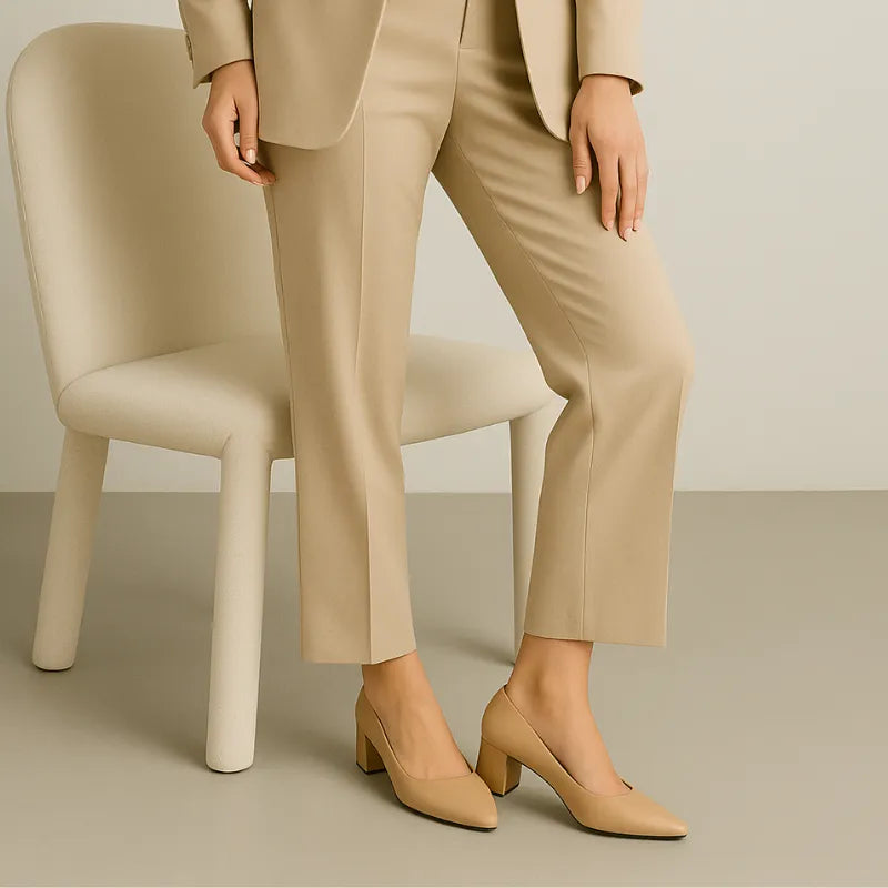Scarpin salto bloco beige bico fino com pose exibindo conforto.