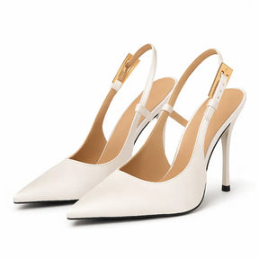 Par de scarpins brancos slingback da Rozze, em vista frontal. A foto realça o bico fino elegante, as tiras com fivelas douradas e o material em couro PU.