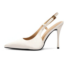 Scarpin feminino branco off-white slingback da Rozze. Vista lateral em estúdio, destacando o bico fino, o salto agulha de 9 cm e a tira ajustável com fivela dourada.