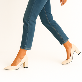 Modelo usando o scarpin branco, em pé. A foto de perfil realça a altura do salto bloco e o design respirável do calçado.