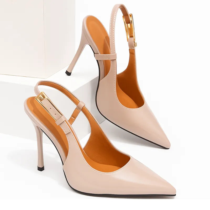 Par de scarpins damasco de verniz. A imagem realça a elegância do calçado, mostrando o acabamento brilhante e a tira slingback.