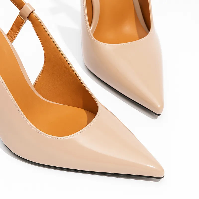 Detalhe do bico e do material do scarpin damasco de verniz. A imagem em close aproxima o acabamento brilhante, o material em couro PU e o design sofisticado.